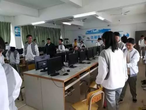 新興縣實驗中學計算機信息技術課 3D創(chuàng)意設計與3D打印真實體驗探索